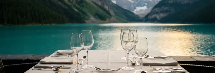 Terrasse restaurant gastronomique avec vue panoramique sur le lac d'Annecy au crépuscule